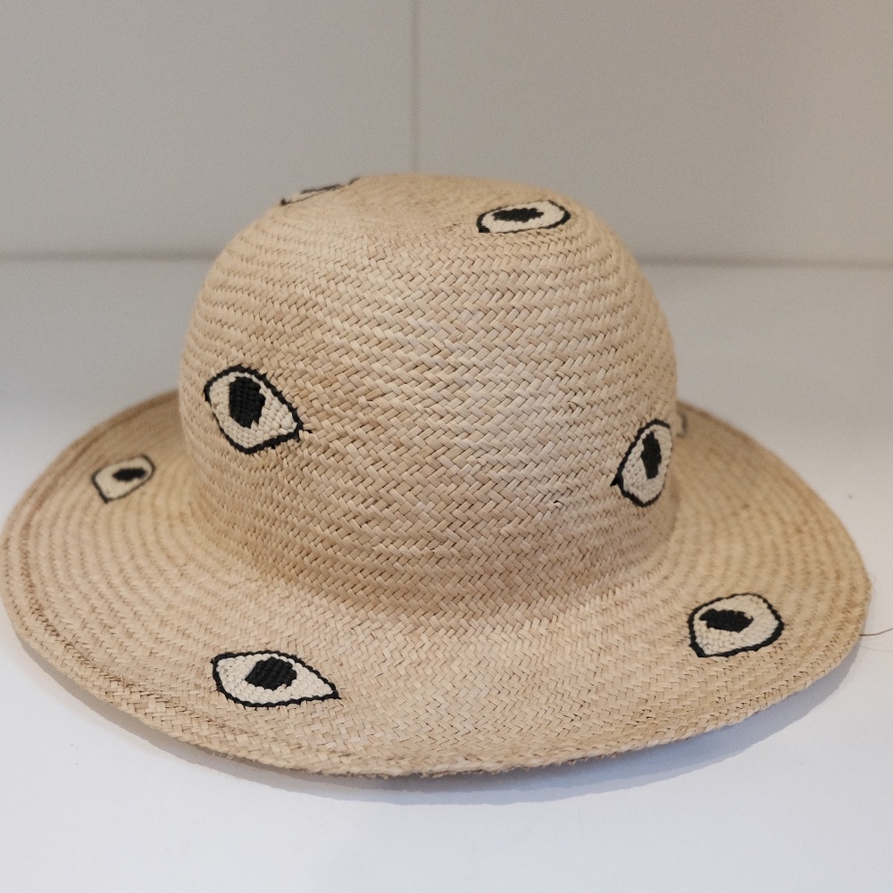 sunhat with eyes